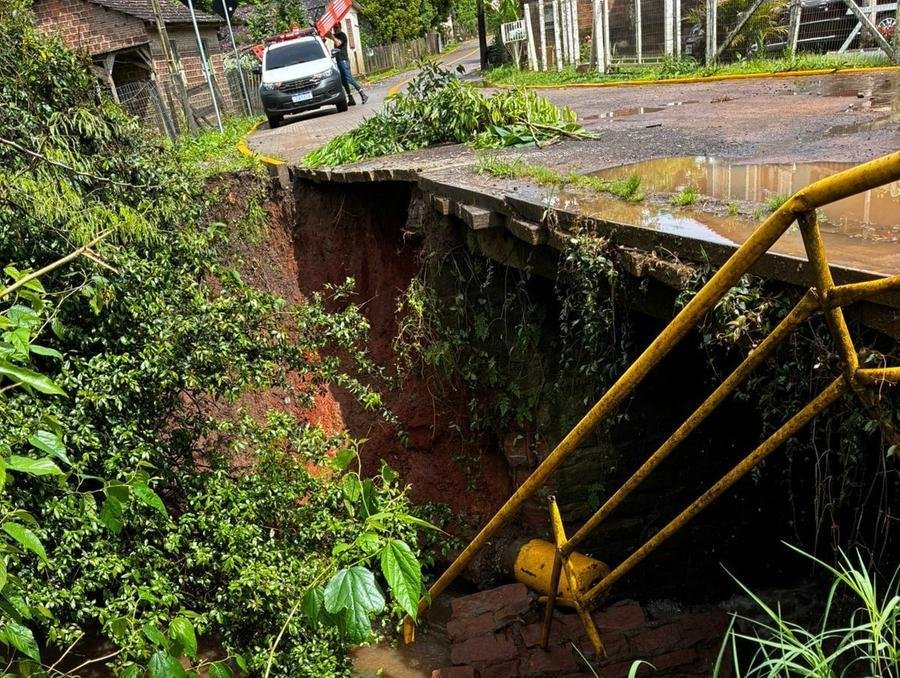 Uma equipe de tr&acirc;nsito isolou a &aacute;rea e est&aacute; orientando a passagem dos motoristas