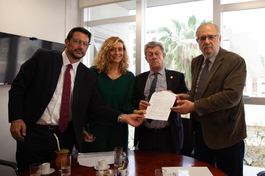 Os deputados Halley Lino, Sofia Cavedon e Miguel Rossetto entregaram, em m&atilde;os, o documento ao relator