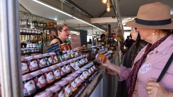 Al&eacute;m das vendas durante a feira, os produtores registram neg&oacute;cios de p&oacute;s-feira, com clientes visitando as propriedades e fortalecendo a economia local