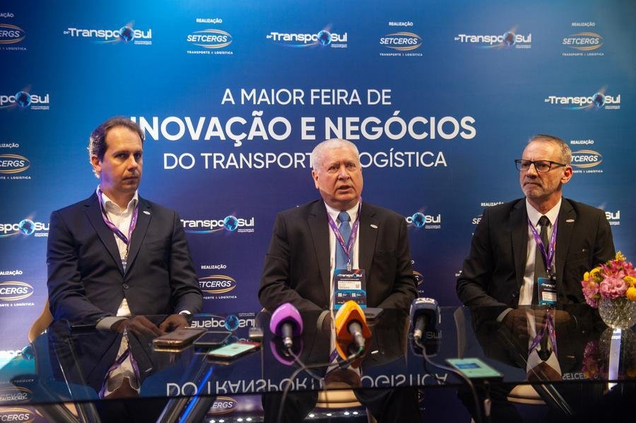 A dire&ccedil;&atilde;o do Sindicato das Empresas de Transportes de Carga e Log&iacute;stica no Rio Grande do Sul (Setcergs) realiza coletiva de imprensa que marca a abertura da 24&ordf; edi&ccedil;&atilde;o da TranspoSul 2025