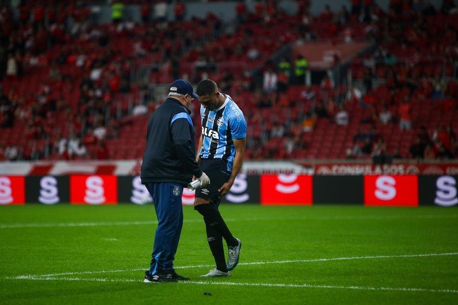Carlos Vin&iacute;cius foi substitu&iacute;do com dores musculares no Gre-Nal 448
