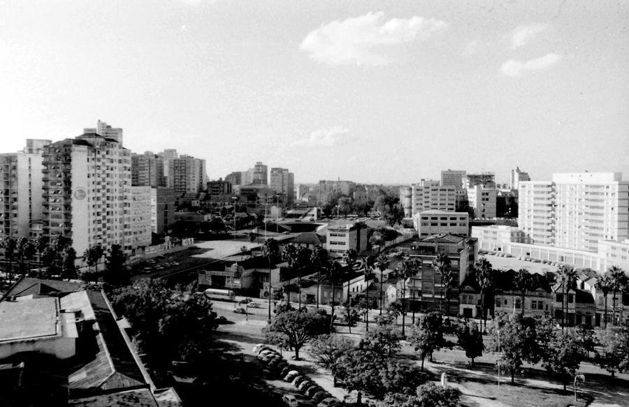 Vista do bairro Farroupilha em 1977 mostrava o desenvolvimento urbano da &aacute;rea