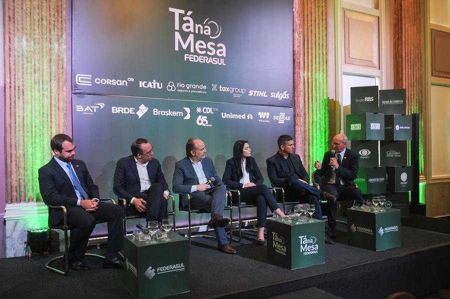 O T&aacute; na Mesa da Federasul traz para a discuss&atilde;o as mudan&ccedil;as promovidas pela reforma tribut&aacute;ria que entrar&atilde;o em vigor a partir de 2026. Os executivos convidados s&atilde;o eles os diretores da CMPC Brasil, Diego Merino; da Lojas Lebes, Dulce Consuelo Gobbe; da Lojas Renner, Luciano Teixeira Agliardi e o CEO do Tax Group, Luiz Wulff