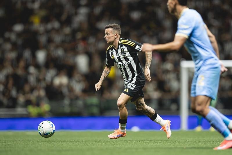 Coube ao xod&oacute; da torcida, Bernard, usar a cabe&ccedil;a aos 46 minutos do segundo tempo para classificar o Atl&eacute;tico-MG de forma emocionante para as semifinais da Copa Sul-Americana