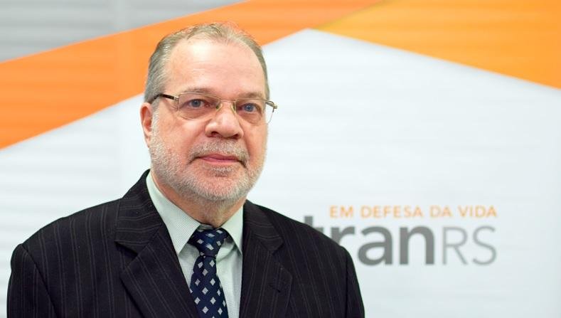 Diretor-geral do Departamento Estadual de Tr&acirc;nsito (DetranRS), Edir Pedro Domeneghini, morreu aos 66 anos, v&iacute;tima de um infarto fulminante dentro do seu gabinete de trabalho