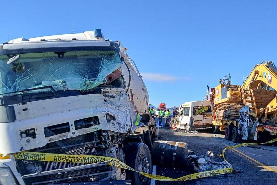 Segundo a pol&iacute;cia peruana, 14 pessoas morerram e quatro ficaram feriadas ap&oacute;s colis&atilde;o uma caminhonete e um caminh&atilde;o no sul do pa&iacute;s