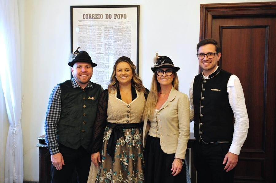 Em visita ao Correio do Povo, a comitiva da 36&ordf; Oktoberfest de Igrejinha, composta pelos presidentes Falcon Luiz Jost e Alana Jost e o casal de vice-presidentes Aline Daniela Hess e Tiago Andr&eacute; Rech
