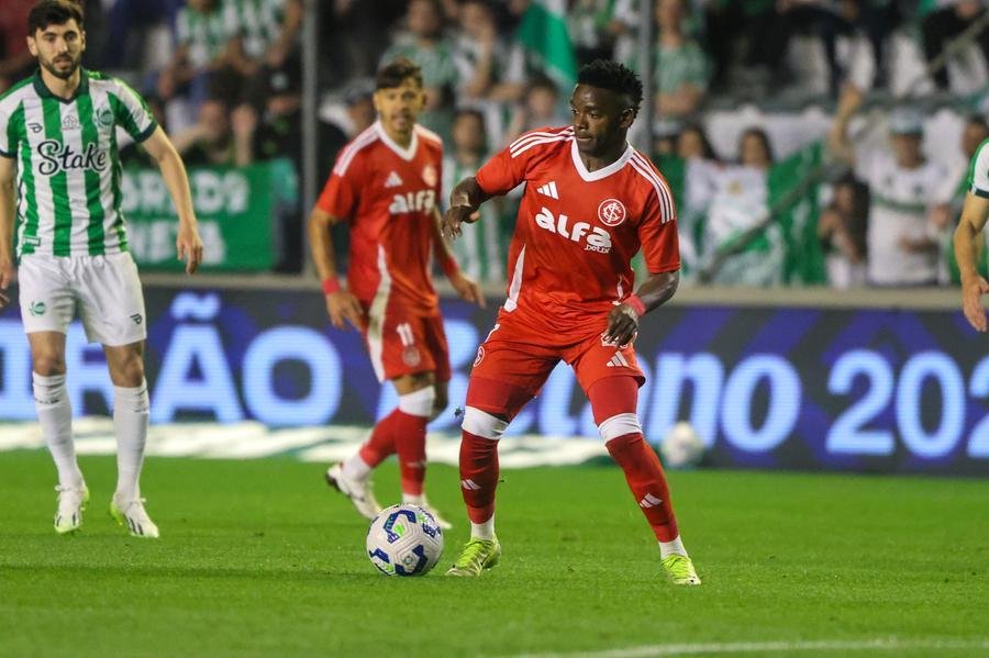 Carbonero teve boa participa&ccedil;&atilde;o no jogo, particando do primeiro gol