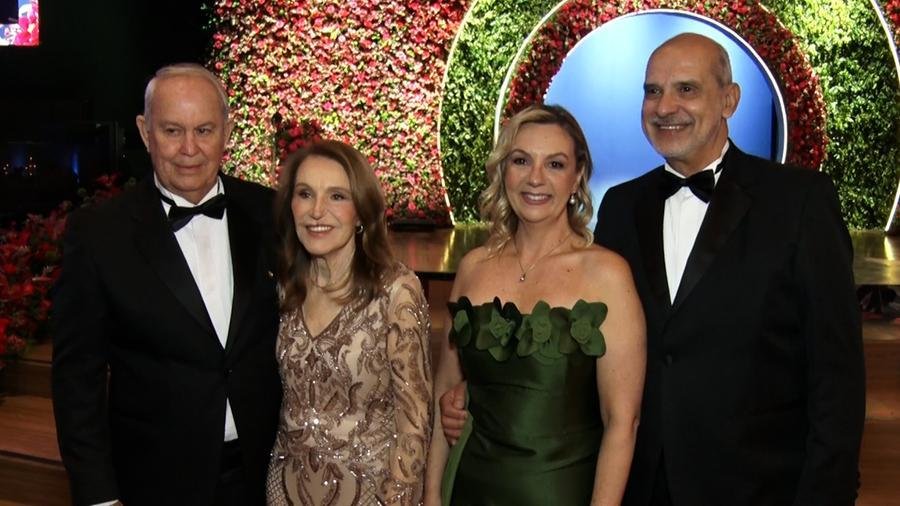 Jos&eacute; Luiz Barcellos de Castro e Sirlei Toniolo, com o casal presidente do Gr&ecirc;mio N&aacute;utico Uni&atilde;o, Denise Scherer e Ricardo Rodrigues Alves, no baile de debutantes do clube