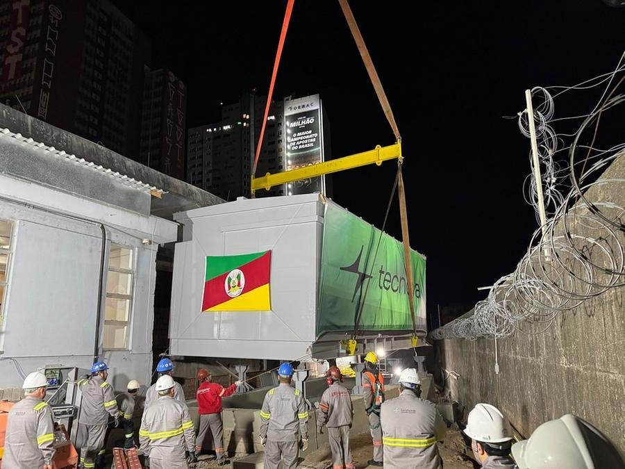 O eletrocentro adquirido pela Trensurb integra a atualiza&ccedil;&atilde;o do sistema de prote&ccedil;&atilde;o e controle da energia de tra&ccedil;&atilde;o, respons&aacute;vel por fornecer 3.000 volts em corrente cont&iacute;nua aos trens