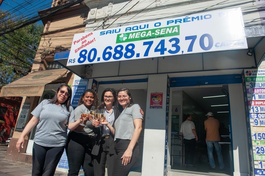 Graciele (terceira da esquerda para a direita) celebrou com a equipe nesta segunda o resultado vencedor