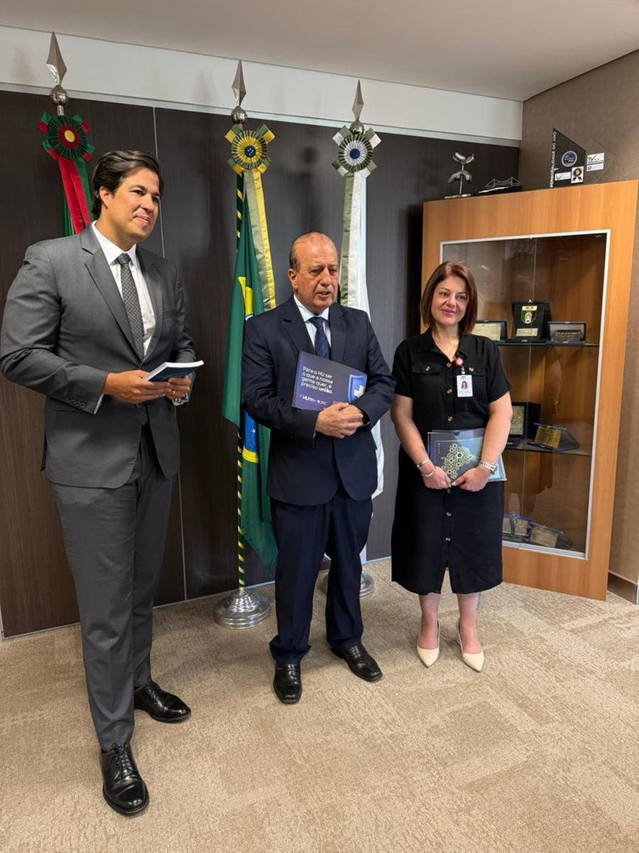 CEO da ASM (&agrave; esquerda na imagem) e superintendente do HU Canoas (&agrave; direita) entregam relat&oacute;rio para ministro do TCU (ao centro)