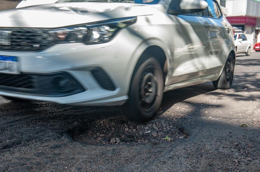 Buracos nas ruas e avenidas de Porto Alegre | Rua Dem&eacute;trio Ribeiro