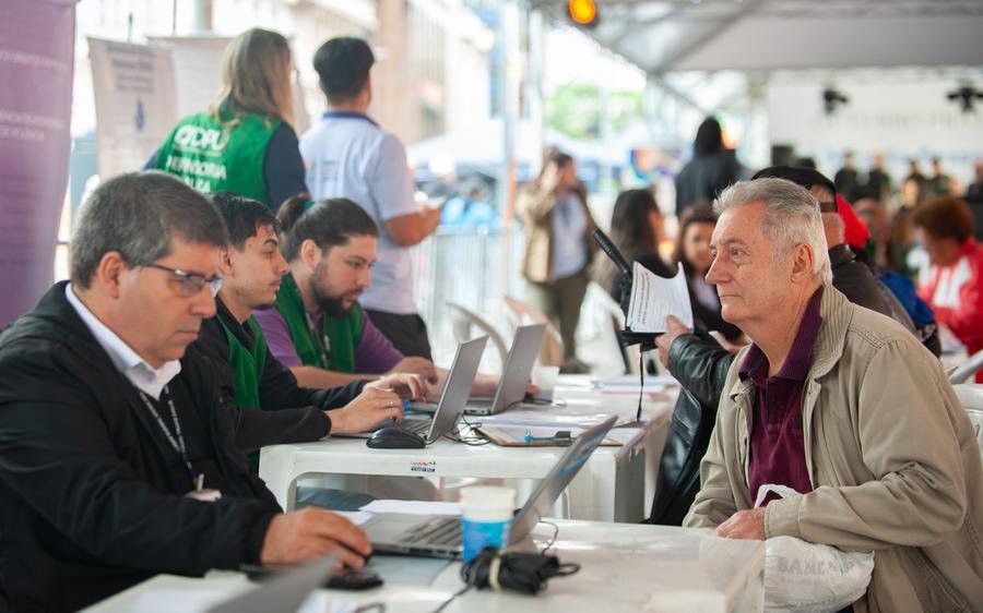 Em comemora&ccedil;&atilde;o ao Dia Internacional da Pessoa Idosa, celebrado em 1&ordm; de outubro, o TJRS realiza uma edi&ccedil;&atilde;o especial do projeto Justi&ccedil;a Itinerante, no Largo Gl&ecirc;nio Peres