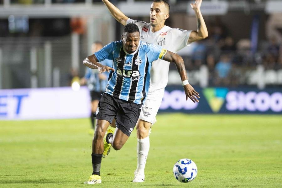 Edenilson marcou o gol tricolor na Vila Belmiro