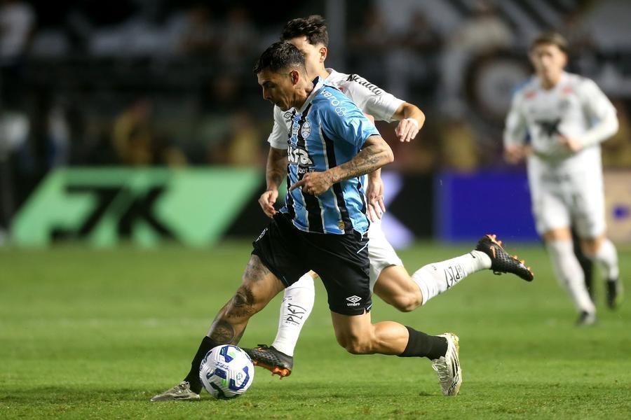 Pavon deu a assist&ecirc;ncia para o gol de Edenilson