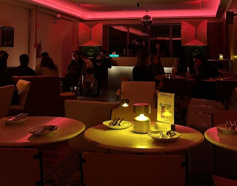 O Vague Disco Bar traduz a tend&ecirc;ncia mundial em Porto Alegre, com noites guiadas pelo som e encontros sem pressa