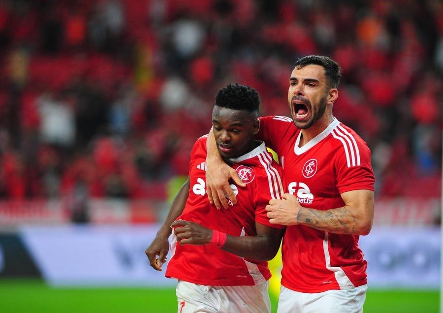 Carbonero volta ao time colorado neste domingo contra o Sport