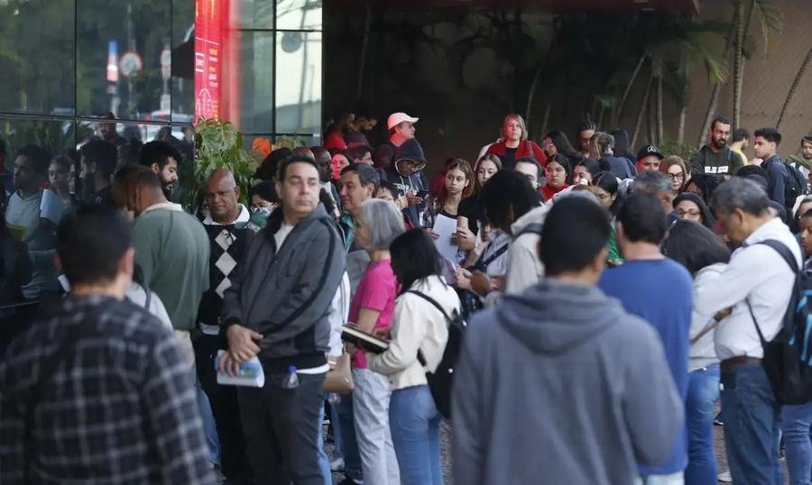 Candidatos participam da segunda edi&ccedil;&atilde;o do Enem dos Concursos em todo o pa&iacute;s neste domingo