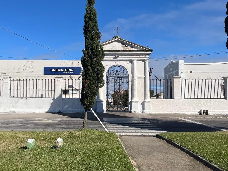 Al&eacute;m do principal  cemit&eacute;rio  do munic&iacute;pio, o leil&atilde;o tamb&eacute;m englobou o cremat&oacute;rio e as capelas mortu&aacute;rias