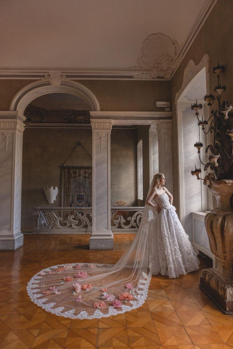 A estilista dedicou 300 horas para criar um vestido que une alta-costura, identidade e tradi&ccedil;&atilde;o