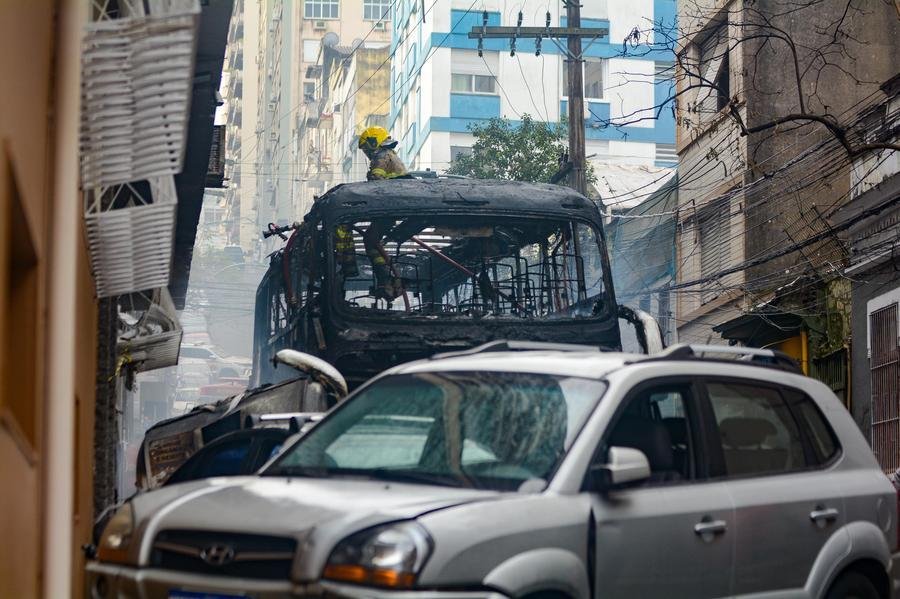 &Ocirc;nibus atinge carros e pega fogo no Centro Hist&oacute;rico de Porto Alegre
