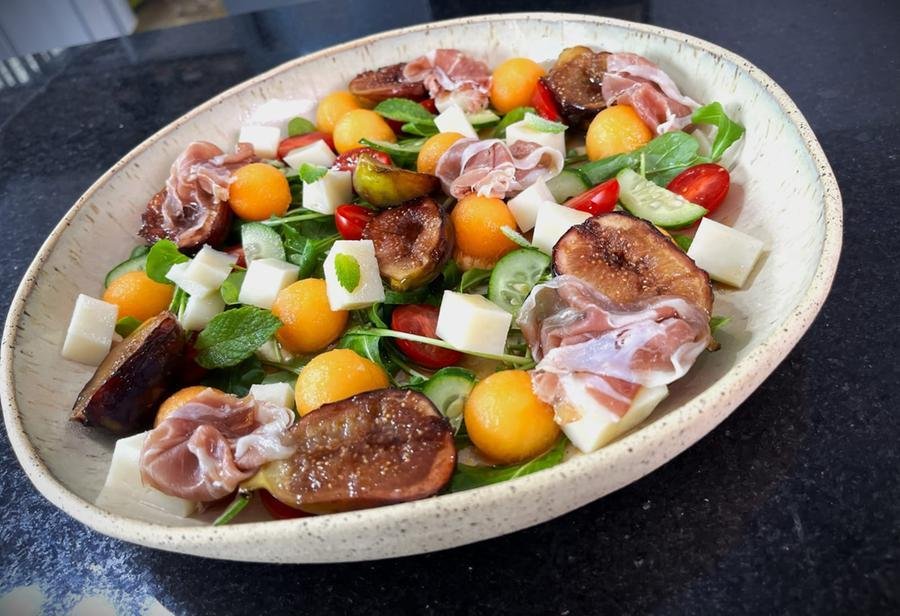 Mel&atilde;o, figos, presunto cru e queijo de cabra se unem em uma salada leve, arom&aacute;tica e cheia de contraste