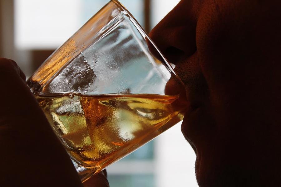 Metanol (&aacute;lcool met&iacute;lico) &eacute; uma subst&acirc;ncia de uso essencialmente industrial, atuando como solvente e na fabrica&ccedil;&atilde;o de tintas e vernizes