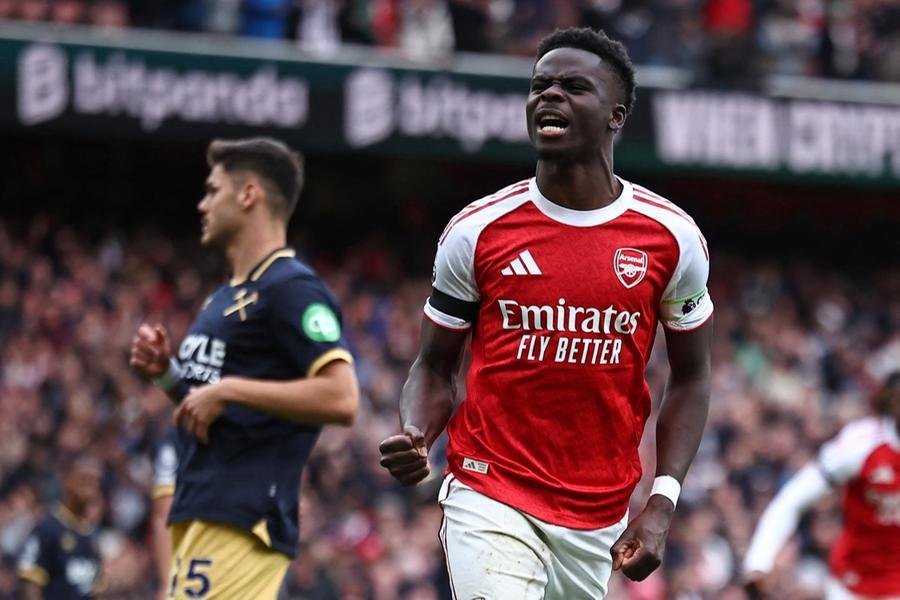 Saka comemora gol marcado na vit&oacute;ria do Arsenal