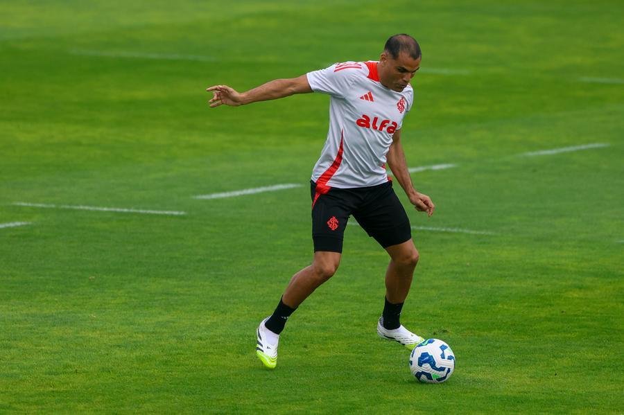 Mercado vai refor&ccedil;ar o sistema defensivo do Inter contra o Botafogo