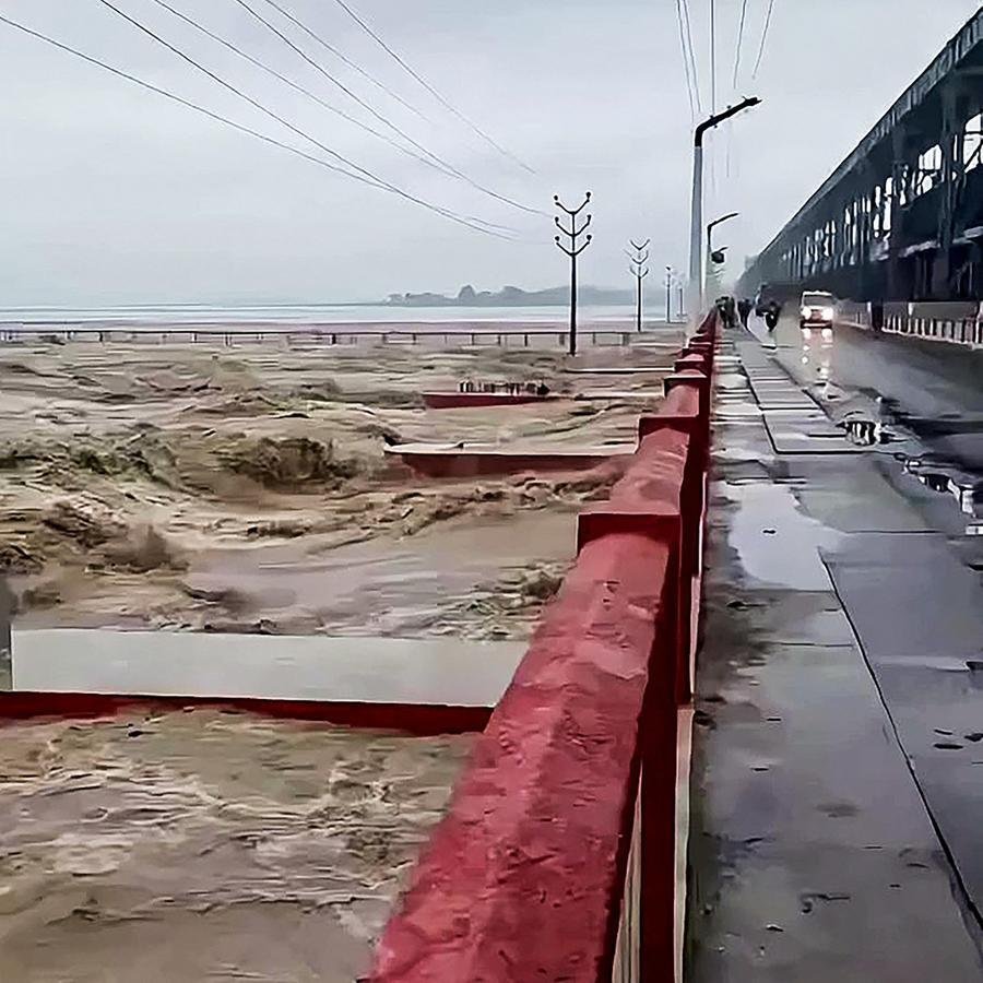 Chuvas tamb&eacute;m&nbsp;colapsaram pontes e destru&iacute;ram estradas