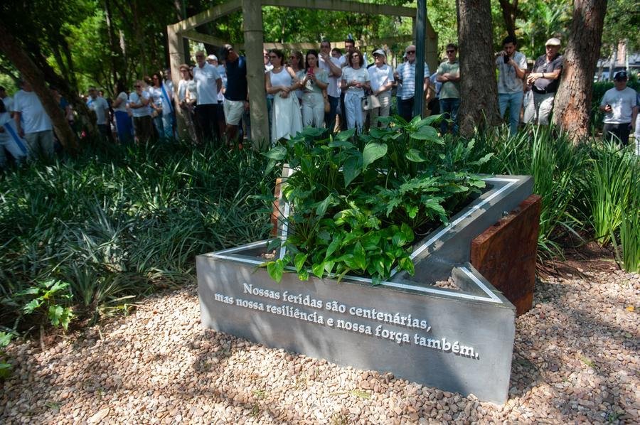 Monumento busca trazer mensagem universal de supera&ccedil;&atilde;o inspirada na tradi&ccedil;&atilde;o judaica, mas que dialoga com a hist&oacute;ria do povo ga&uacute;cho