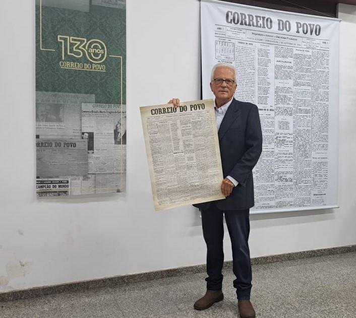 Cairoli, com a reprodu&ccedil;&atilde;o da primeira p&aacute;gina do Correio do Povo, de 1o. de outubro de 1895, em visita &agrave; sede do jornal