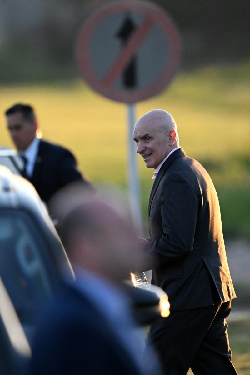 Esc&acirc;ndalo foi provado pela rela&ccedil;&atilde;o de pol&iacute;tico com Federico &lsquo;Fred&rsquo;&nbsp;Machado, empres&aacute;rio detido e reclamado pela justi&ccedil;a dos EUA por acusa&ccedil;&otilde;es relacionadas ao narcotr&aacute;fico