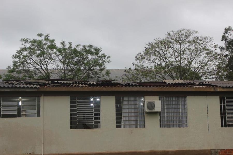 Na manh&atilde; desta segunda-feira, os alunos de tr&ecirc;s salas  de aula  foram destelhadas, precisaram ser  realocados, de forma provis&oacute;ria,  com outros estudantes