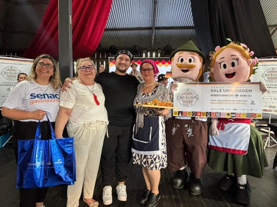 No concurso de Melhor Cuca, Henrique Dumke Denardin (ao centro), de Santa Maria, foi o vencedor na Oktoberfest Gramado
