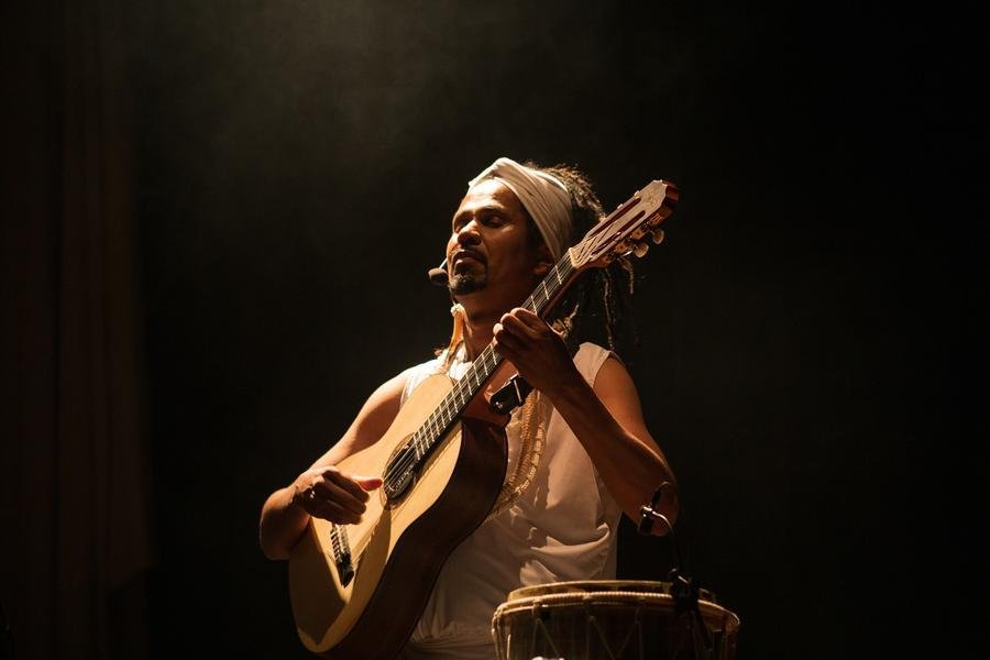 O m&uacute;sico e professor Nilson T&ograve;kunb&ograve; coordena o projeto Tambores de Freire