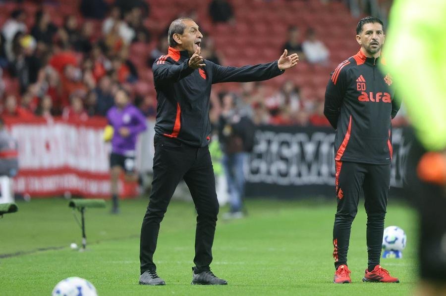 Ram&oacute;n D&iacute;az e seu filho Emiliano fizeram altera&ccedil;&otilde;es t&aacute;ticas na equipe colorada