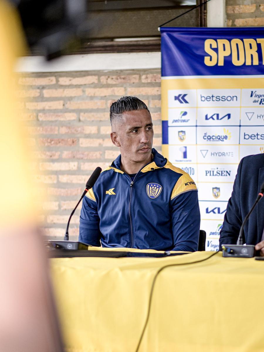 Lucas Barrios foi apresentado pelo Sportivo Luque&ntilde;o nesta segunda-feira, 6
