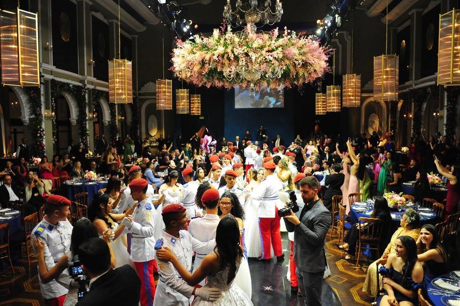 Debutantes entraram no sal&atilde;o acompanhadas de cadetes do Col&eacute;gio Militar de Porto Alegre