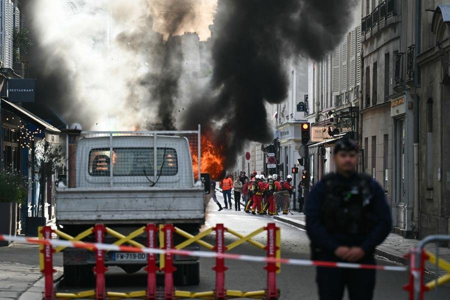 Van &eacute; atingida por fogo pr&oacute;ximo &agrave; resid&ecirc;ncia oficial do primeiro-ministro da Fran&ccedil;a, em Paris