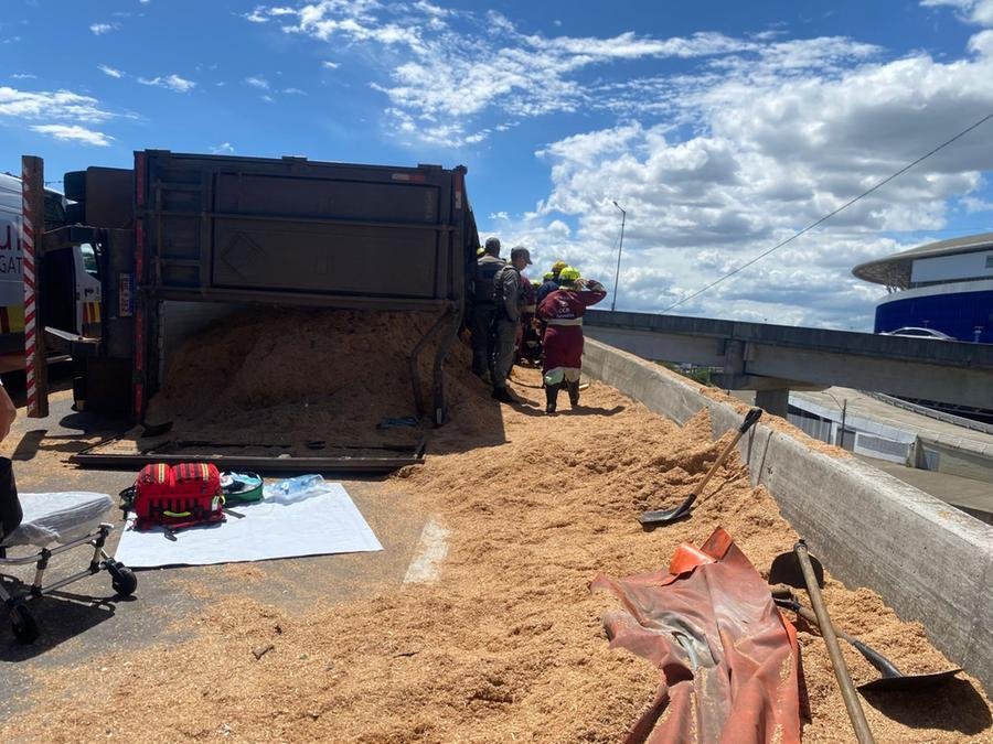 Caminh&atilde;o tombou na al&ccedil;a de acesso da BR 448 nas proximidades da Arena do Gr&ecirc;mio e o material que carregava caiu em cima de um ve&iacute;culo; bombeiros realizam opera&ccedil;&atilde;o para tirar motorista do ve&iacute;culo