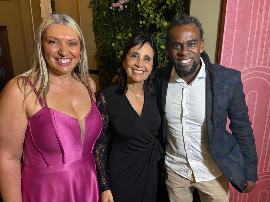 D&eacute;bora Garcia, com Val&eacute;ria Leopoldino e o craque Tinga, comandaram a noite solid&aacute;ria