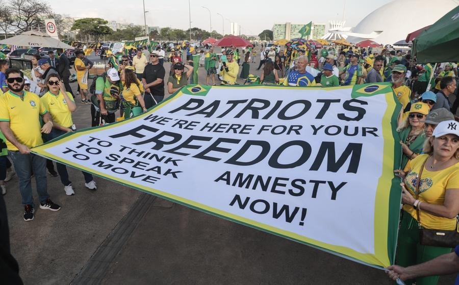 Logo no in&iacute;cio do protesto um dos apresentadores admitiu que o p&uacute;blico presente n&atilde;o era grande