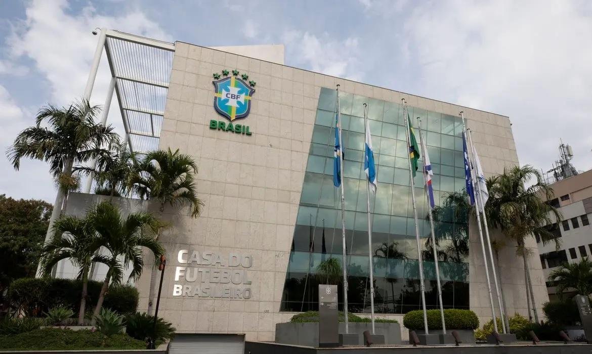 Entidade do futebol aumentou n&uacute;mero de jogos para transfer&ecirc;ncia de atletas