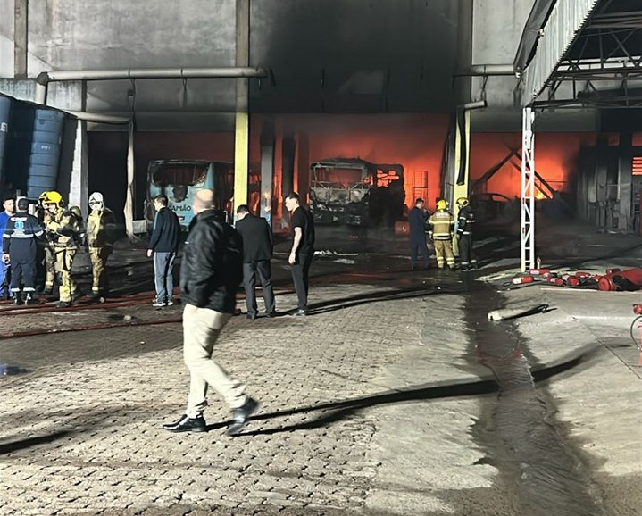 Chamas danificaram alguns coletivos