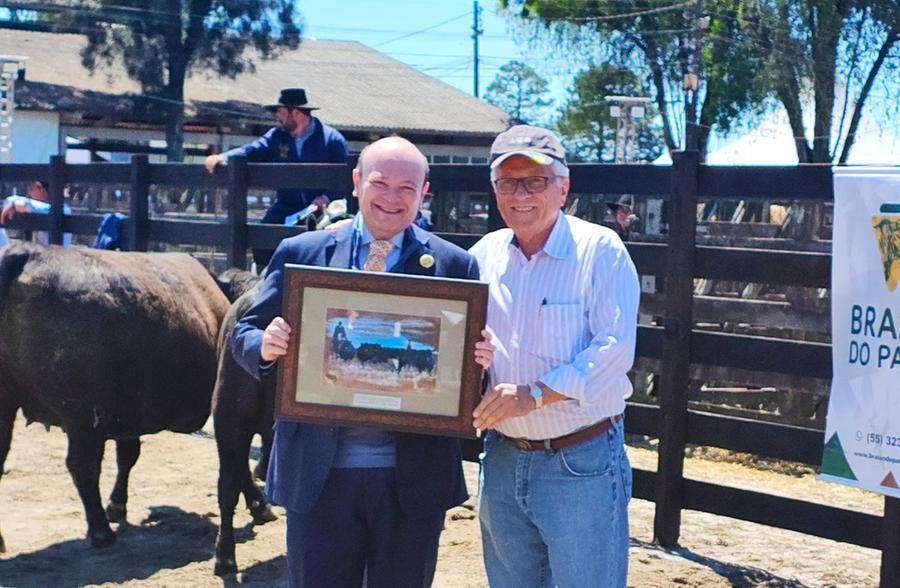 Marcelo Dantas, diretor-presidente do Correio do Povo, recebe placa de Jos&eacute; Paulo Cairoli, presidente da Associa&ccedil;&atilde;o Brasileira de Angus e Ultrablack