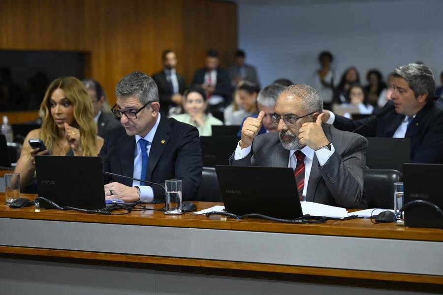 A deputada federal Erika Hiton acompanhou a vota&ccedil;&atilde;o na CCj ao lado dos senadores Rog&eacute;rio Carbalho (c) e Paulo Paim (d), relator e autor do projeto, respectivamente