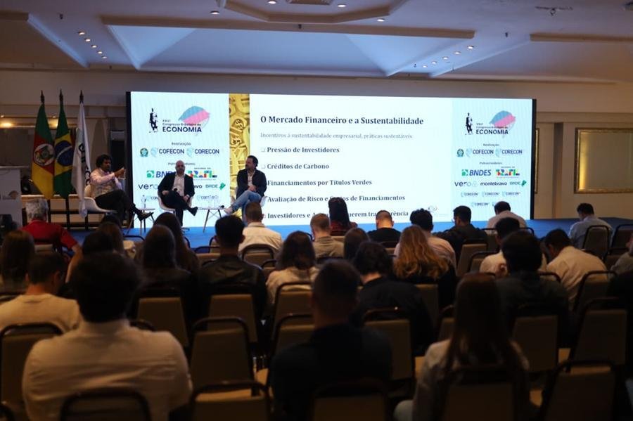 Entre os pain&eacute;is, foi debatido o mercado financeiro por Andr&eacute; Perfeito, economista-chefe da APCE e Edval Landulfo de Souza Neto, vice-presidente do Corecon-BA.
