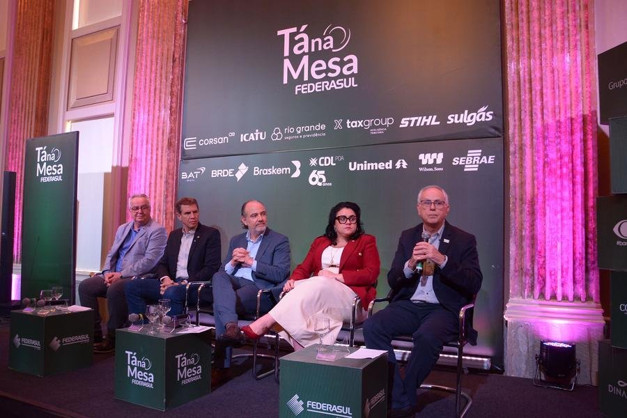 Secret&aacute;rios e especialistas participaram do debate durante o T&aacute; Na Mesa